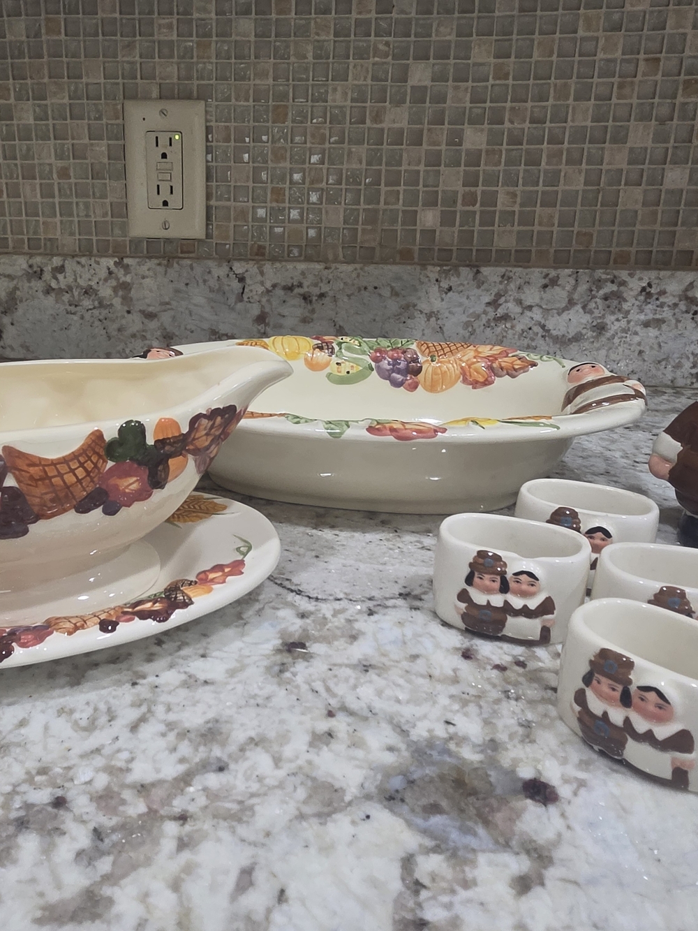 Thanksgiving Publix The Pilgrim Pair Gravy Boat Napkin Rings Pilgrims 102479